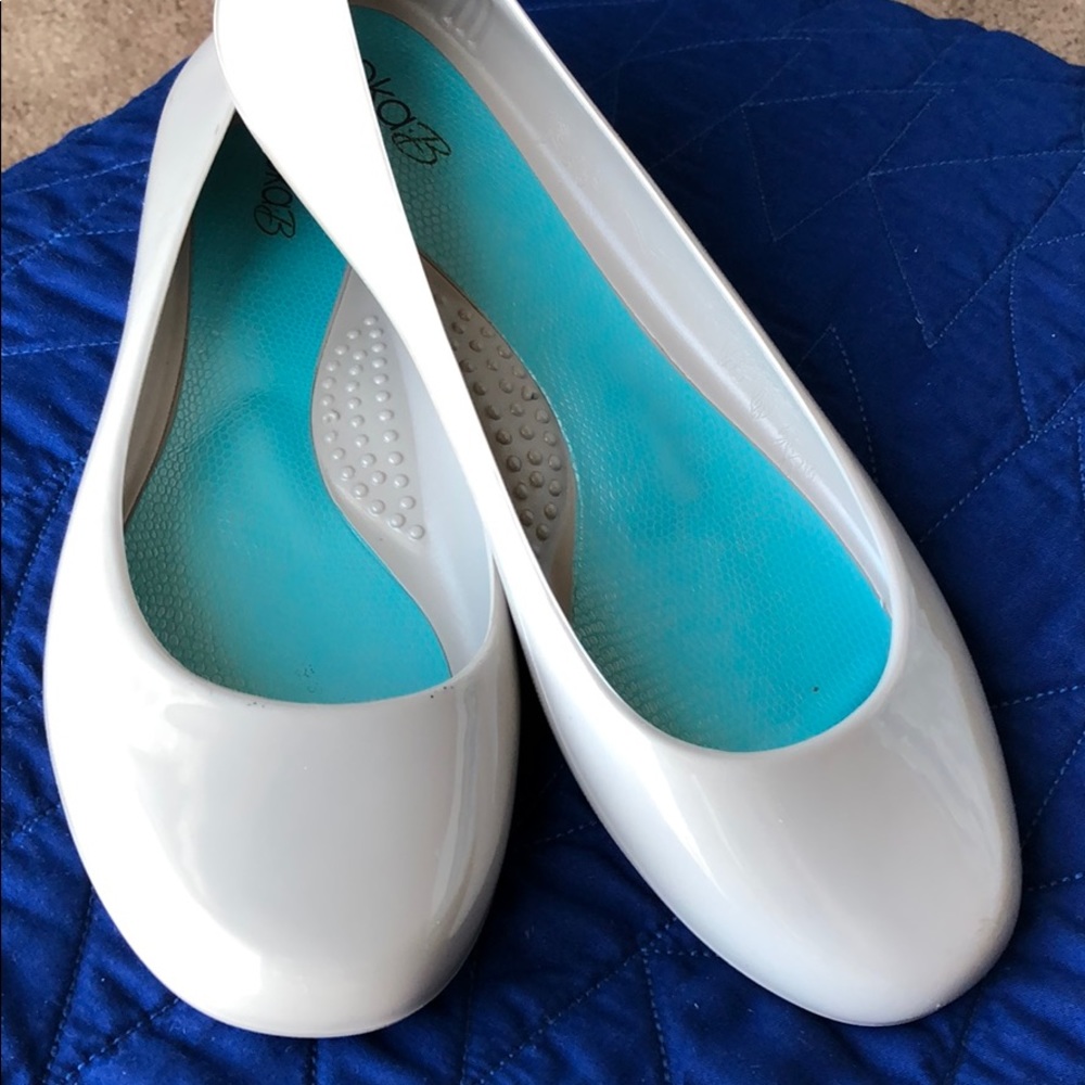 Stylish and Comfortable! Size 8 Gray Flats